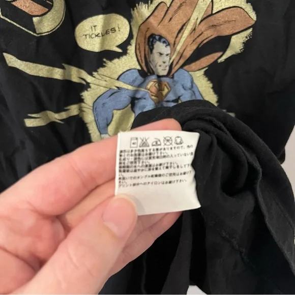 Uniqlo x DC Comics Superman Comics T-Shirt Black Shirt Sleeve Size Large - Picture 5 of 9
